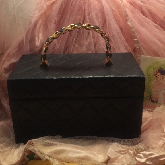SOLD Rarest of the rare CHANEL Train Case Vintage - Picture 10 of 13